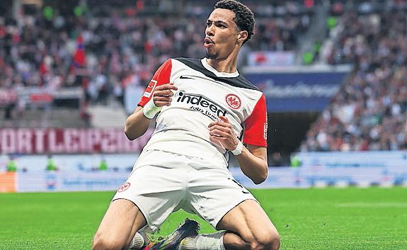 Liverpool Eye Ekitike as Fight for Isak Takes Fresh Twist