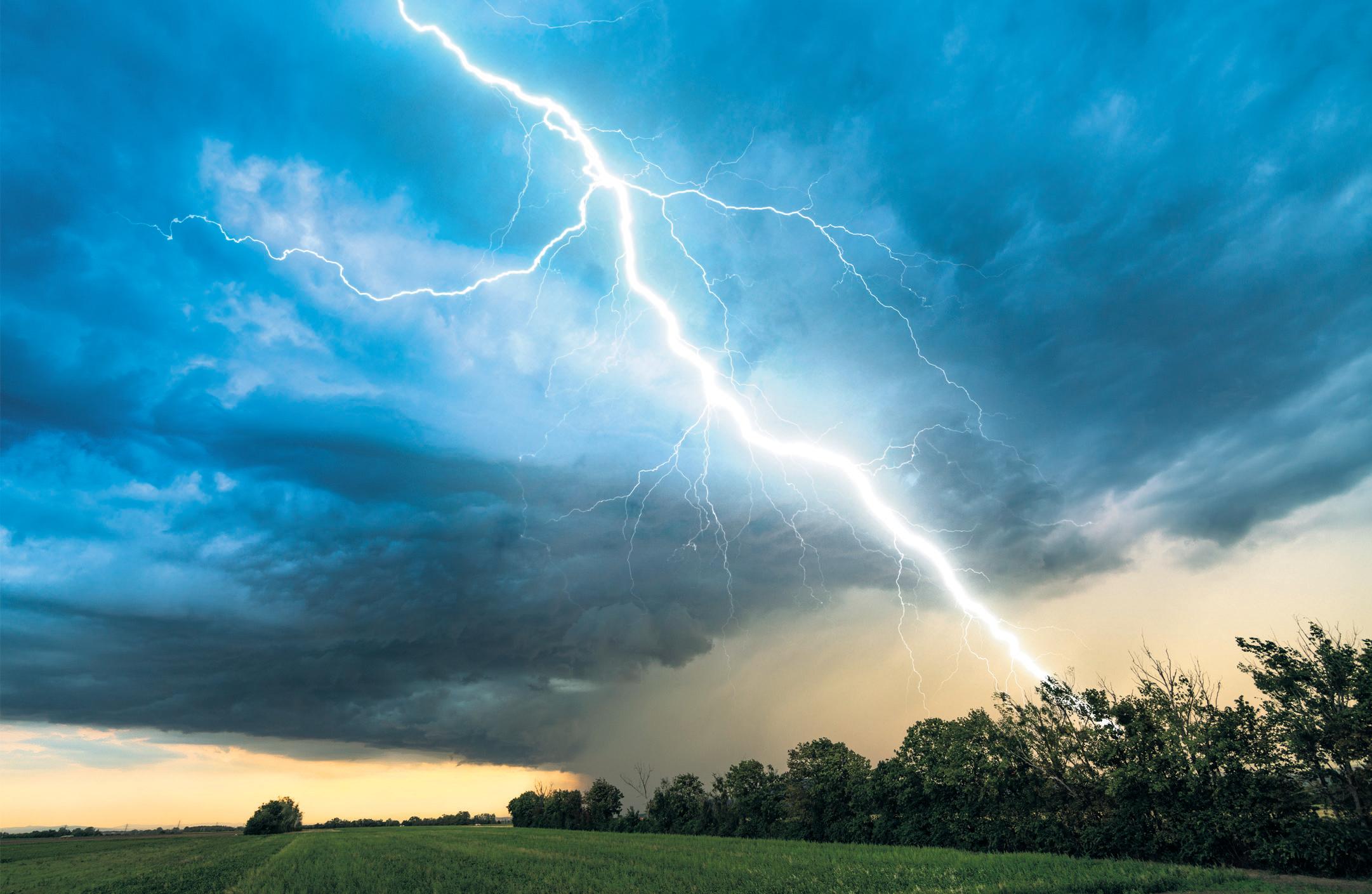 Winning streak: lightning flash 515 miles long sets world record