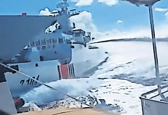 Chinese coastguard and navy vessels collide while chasing Philippine boat