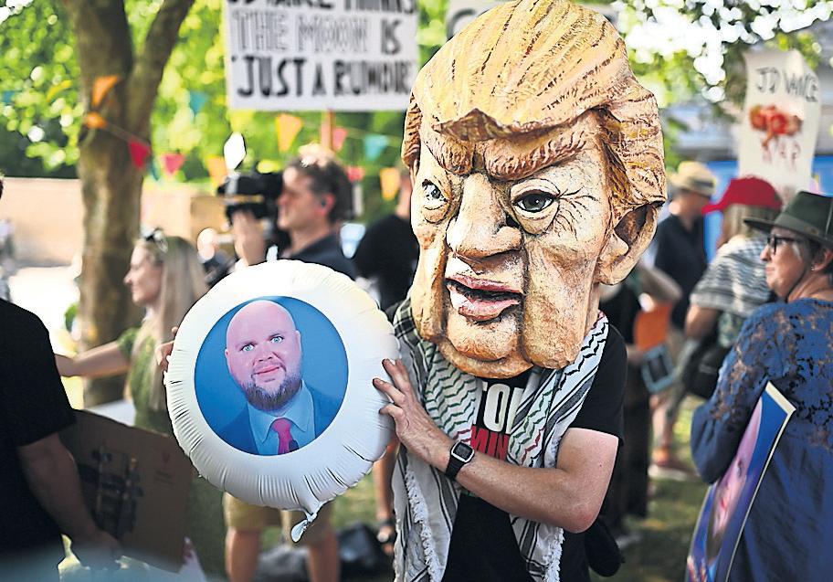 'Not welcome' Dance against Vance unites community in the Cotswolds