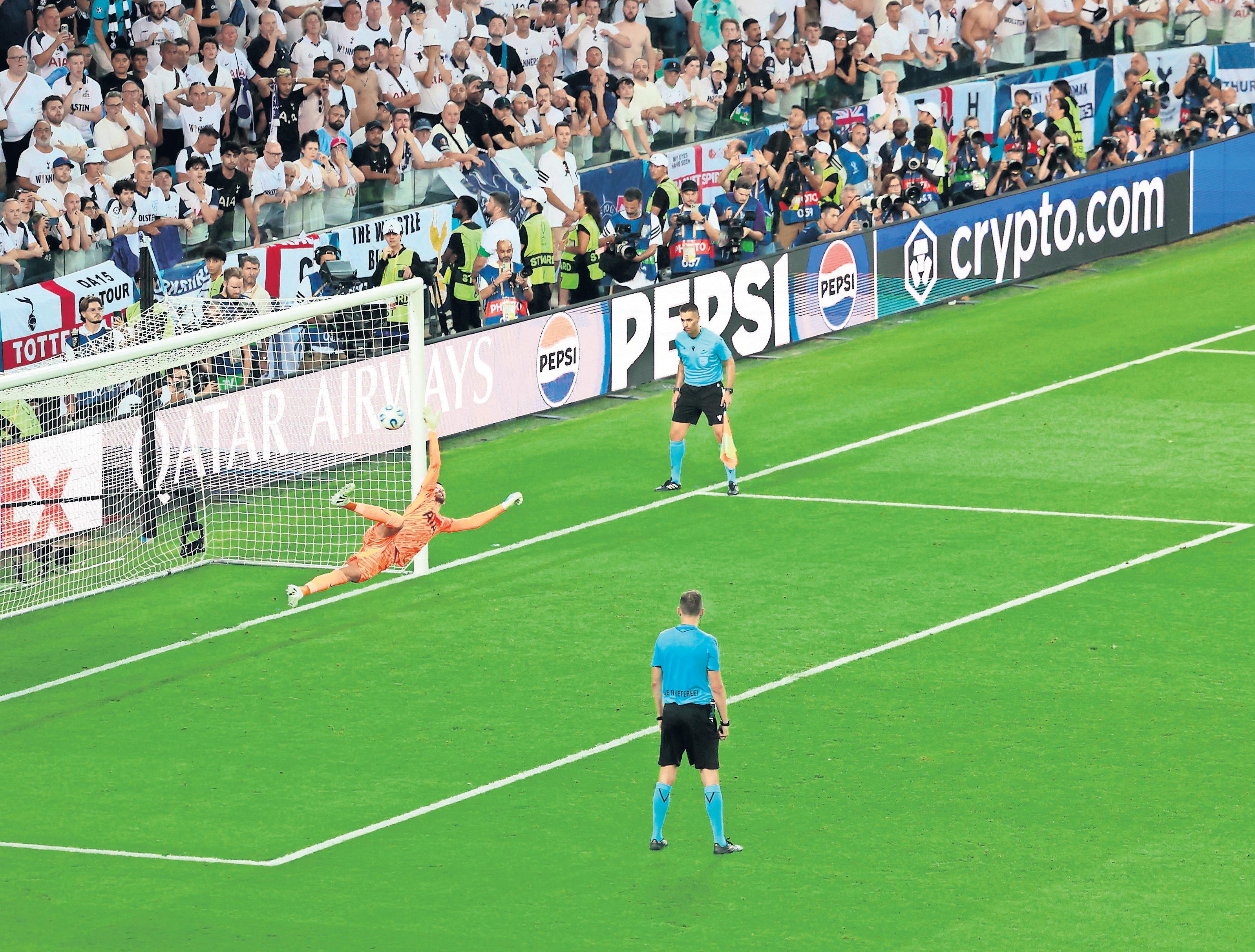 Mendes gets PSG's party started in shootout win over gallant Spurs