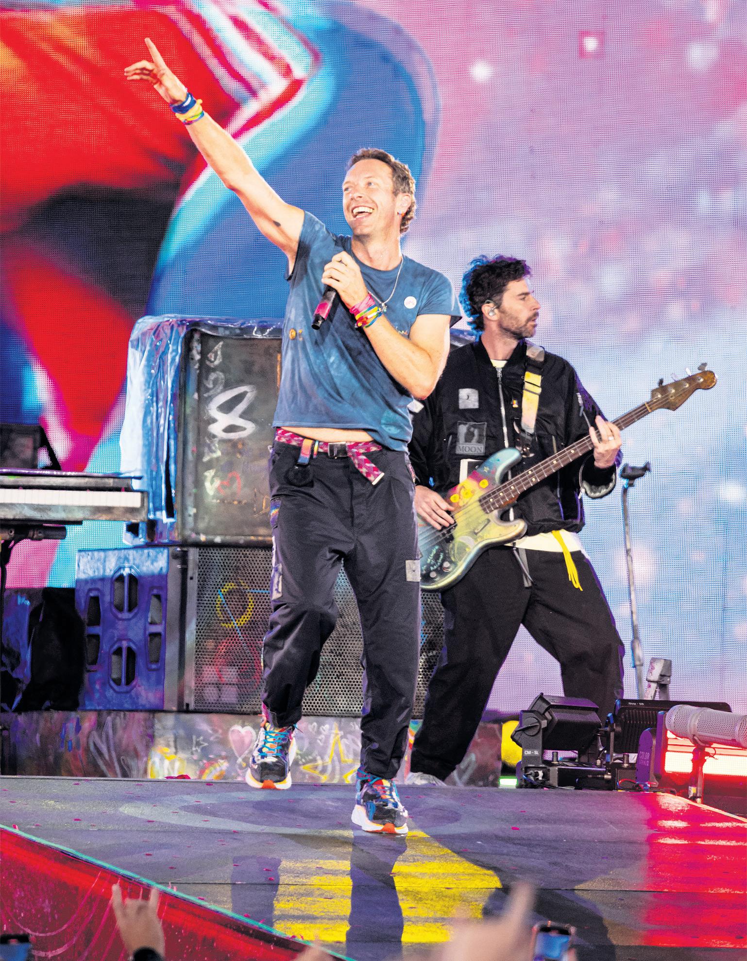 Music review A slick sugar rush of overwhelming stadium rock