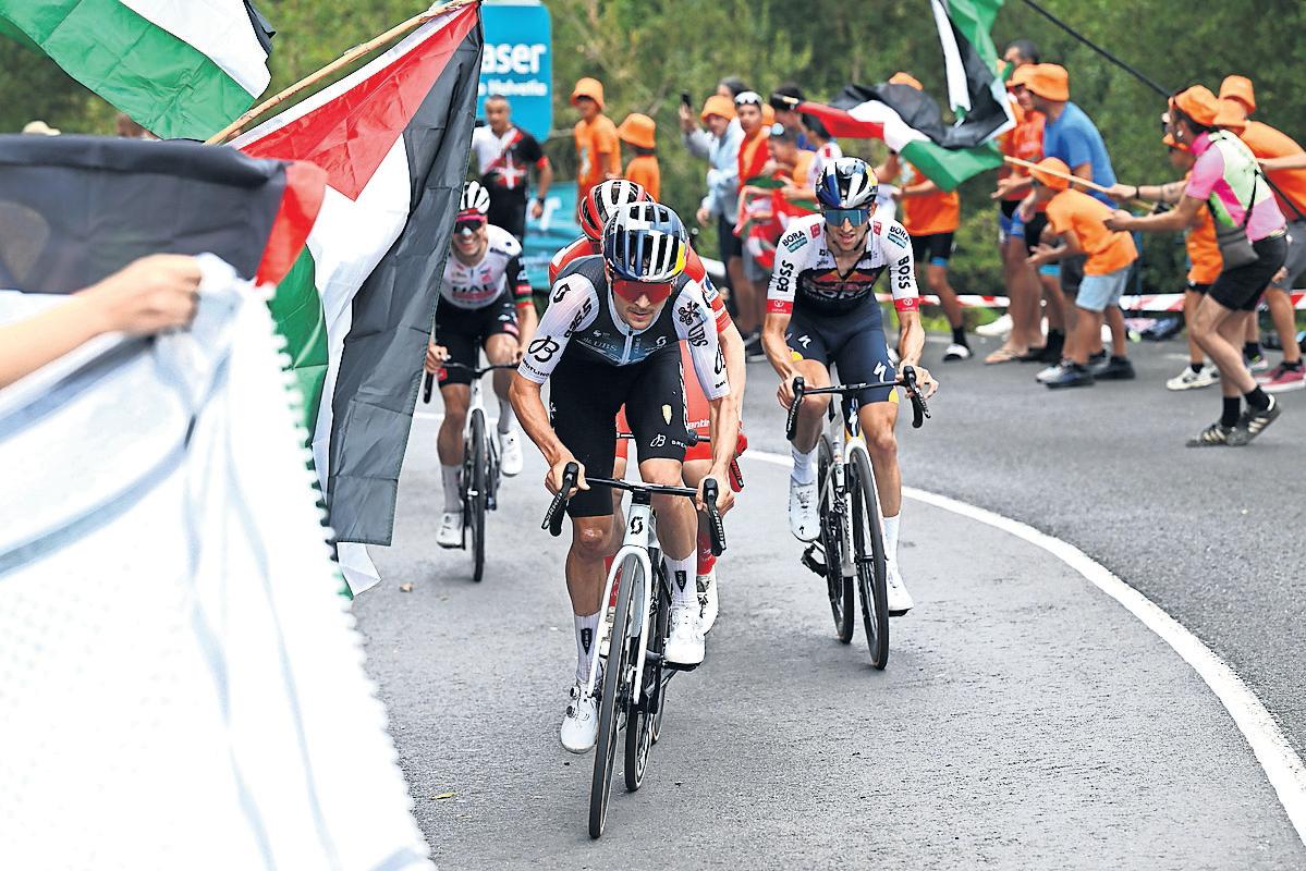 Pidcock denied chance of stage win as pro-Palestinian protests cause chaos