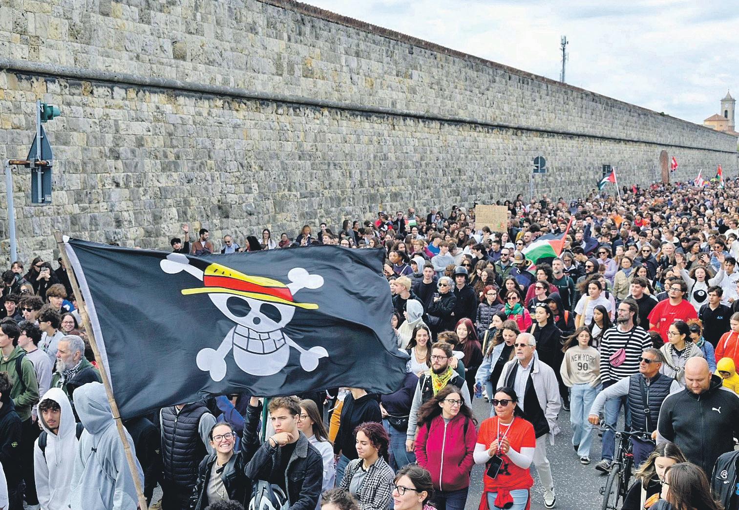 General strikes and port disruption add to pressure on Meloni over Gaza