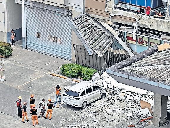 Powerful twin earthquakes spark tsunami alerts in south Philippines