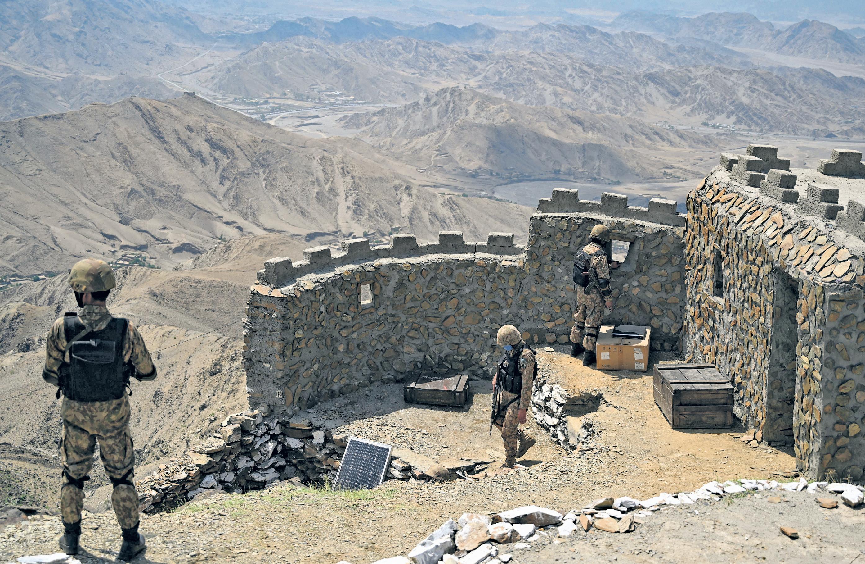 Dozens reported killed after Pakistani and Afghan troops clash along border