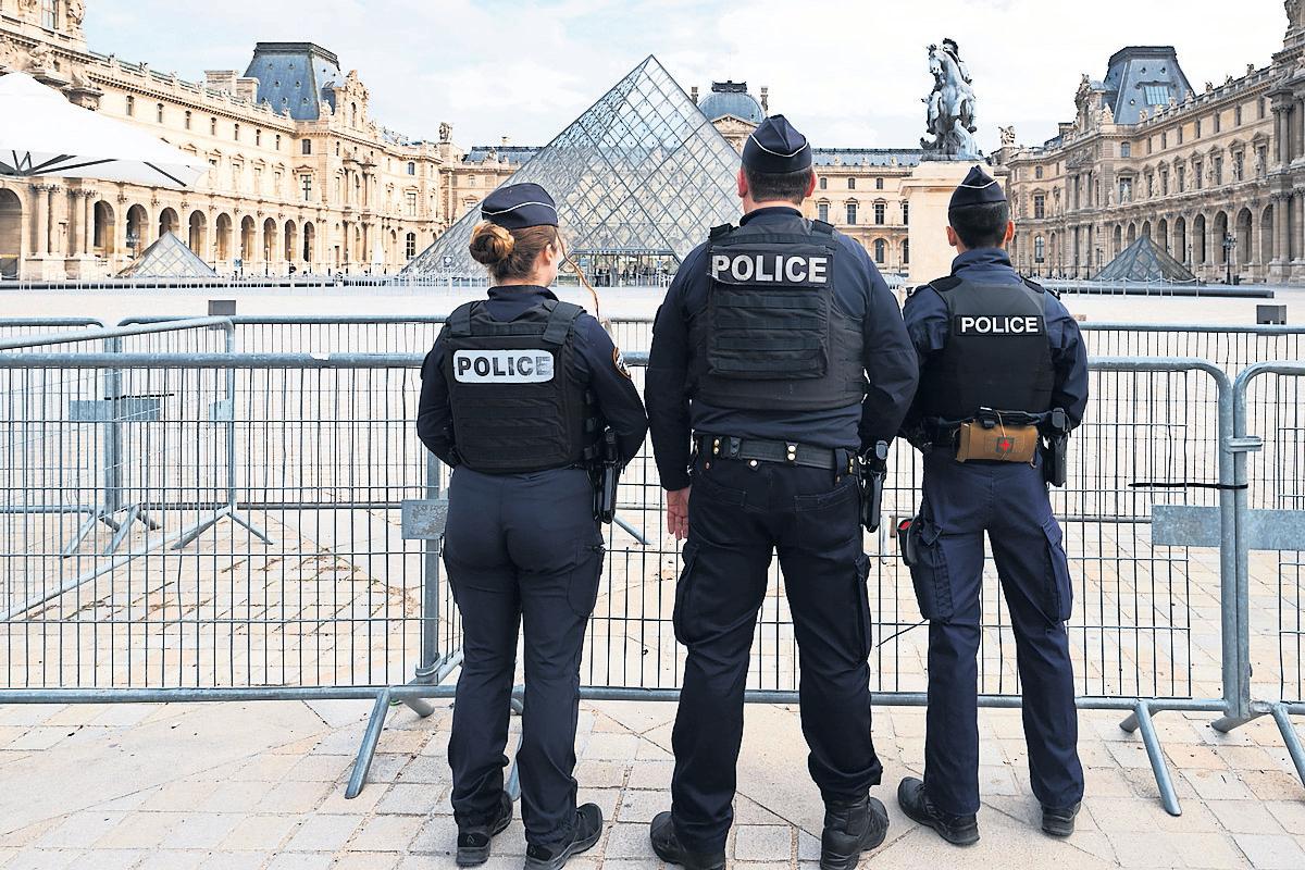 Louvre losses put at €90m as museum's chief faces scrutiny