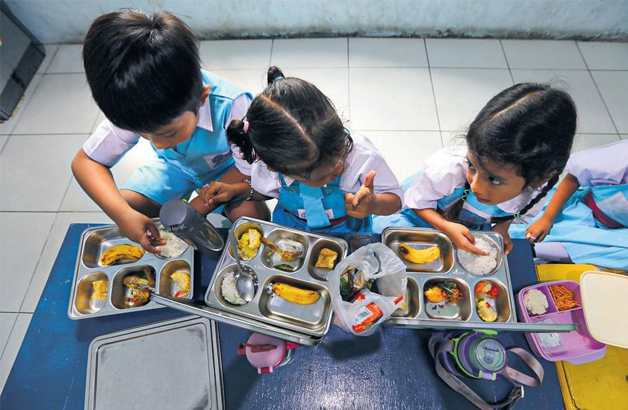'Not perfect' Officials defend Indonesia's free meals policy after food poisonings