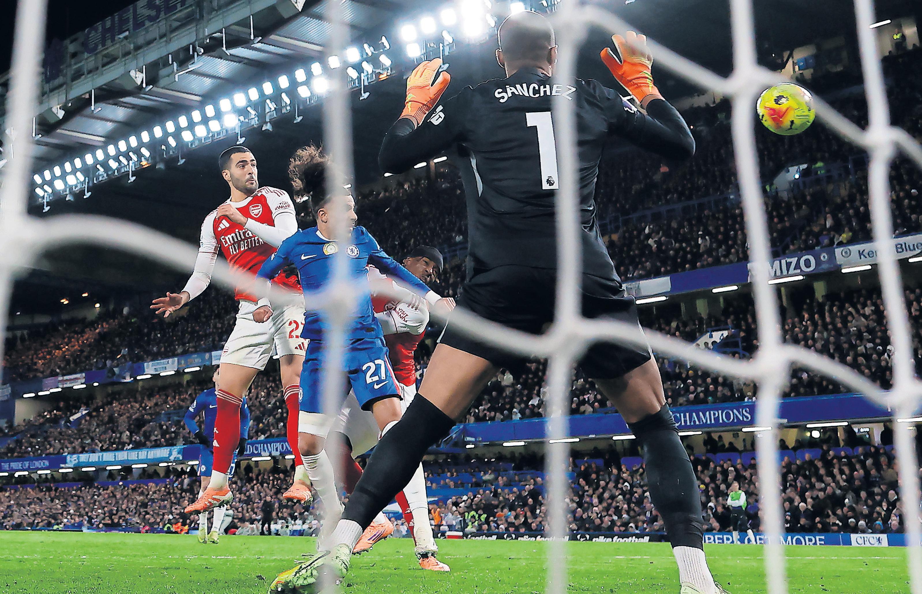 Chelsea overcome Caicedo red to frustrate Arsenal