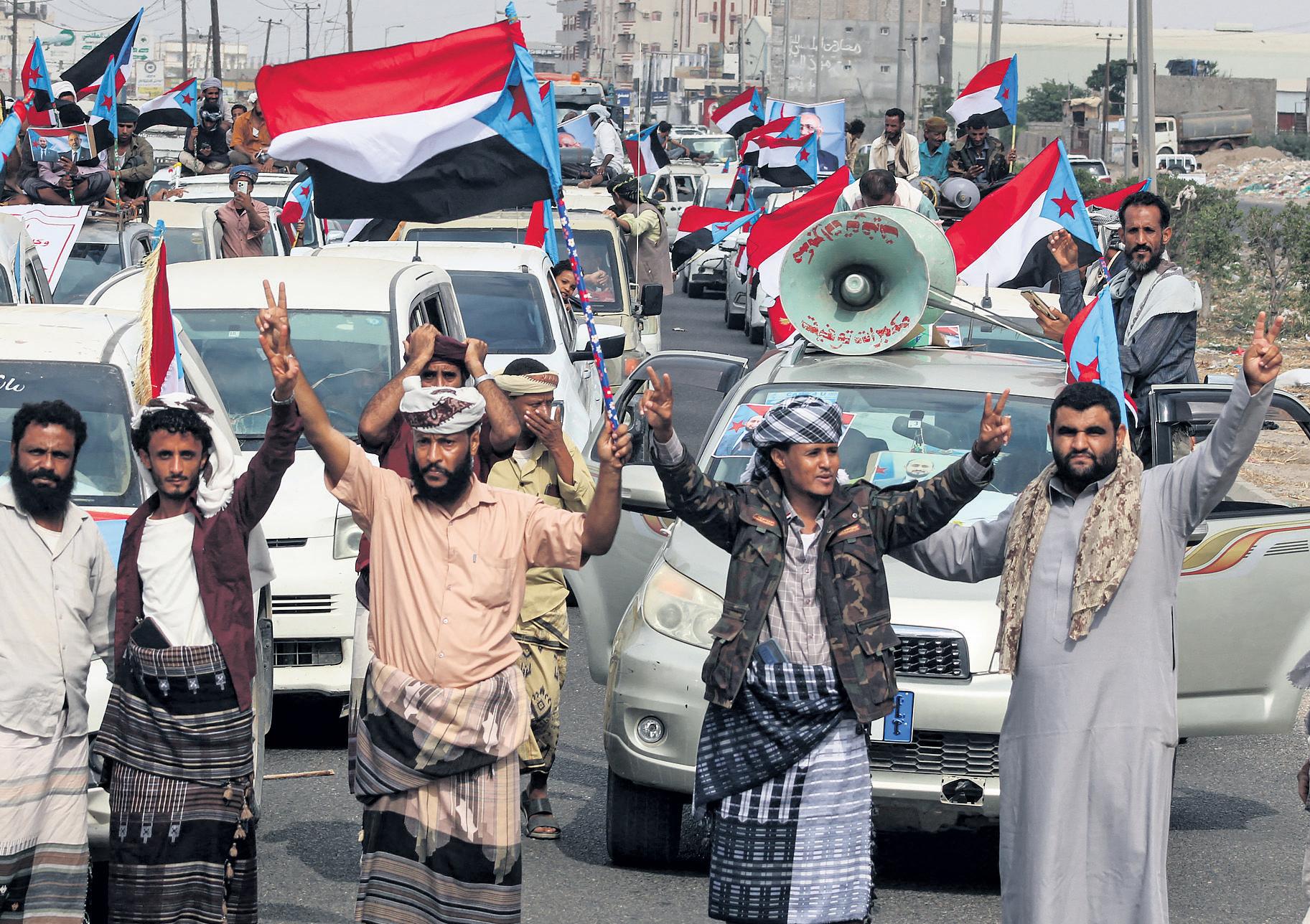 Troops gather on Yemen border as separatists told to pull back