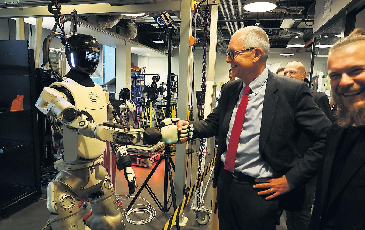 AI-driven robots will transform manual work, says Vallance