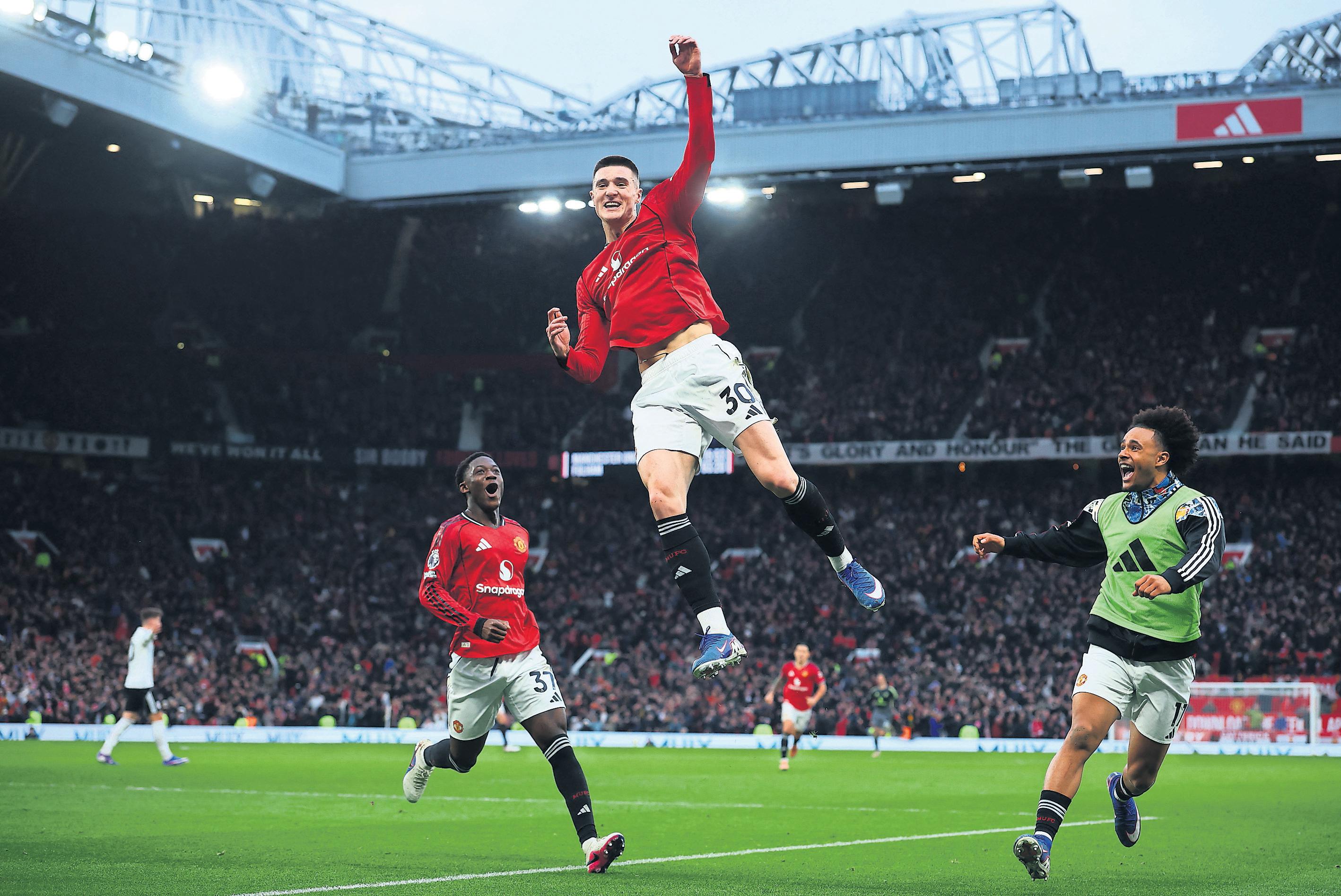 Sesko caps frantic finale to keep up Carrick’s perfect United run