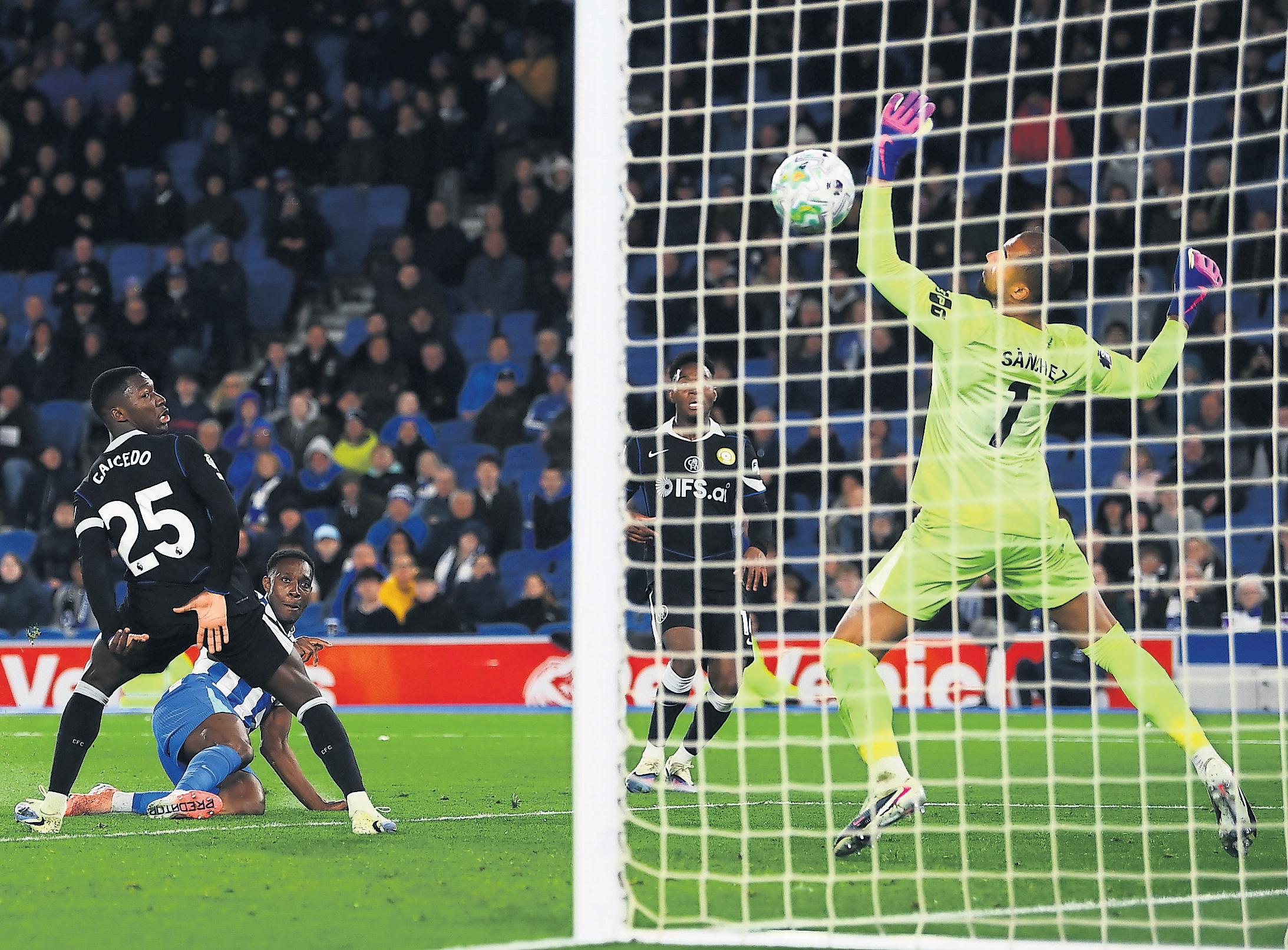 Slick Welbeck sets seal on Chelsea's fifth straight loss
