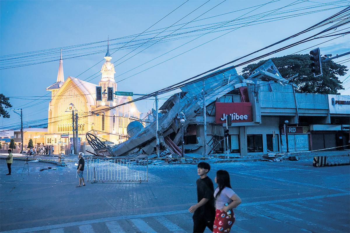 More than 30 people killed by earthquake in southern Philippines