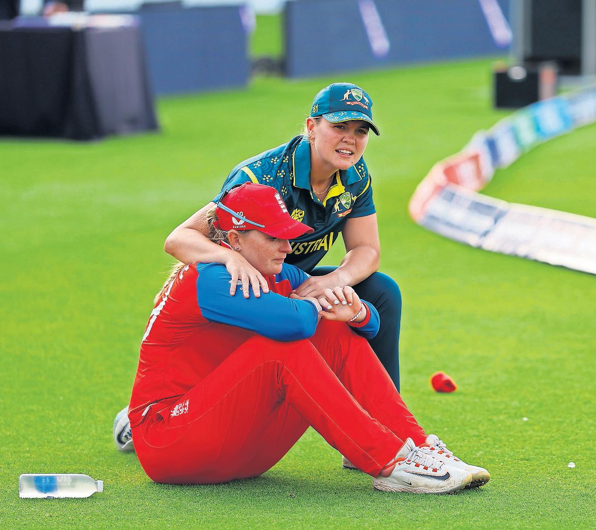 History hangs heavy on England as old hands in dark green triumph again