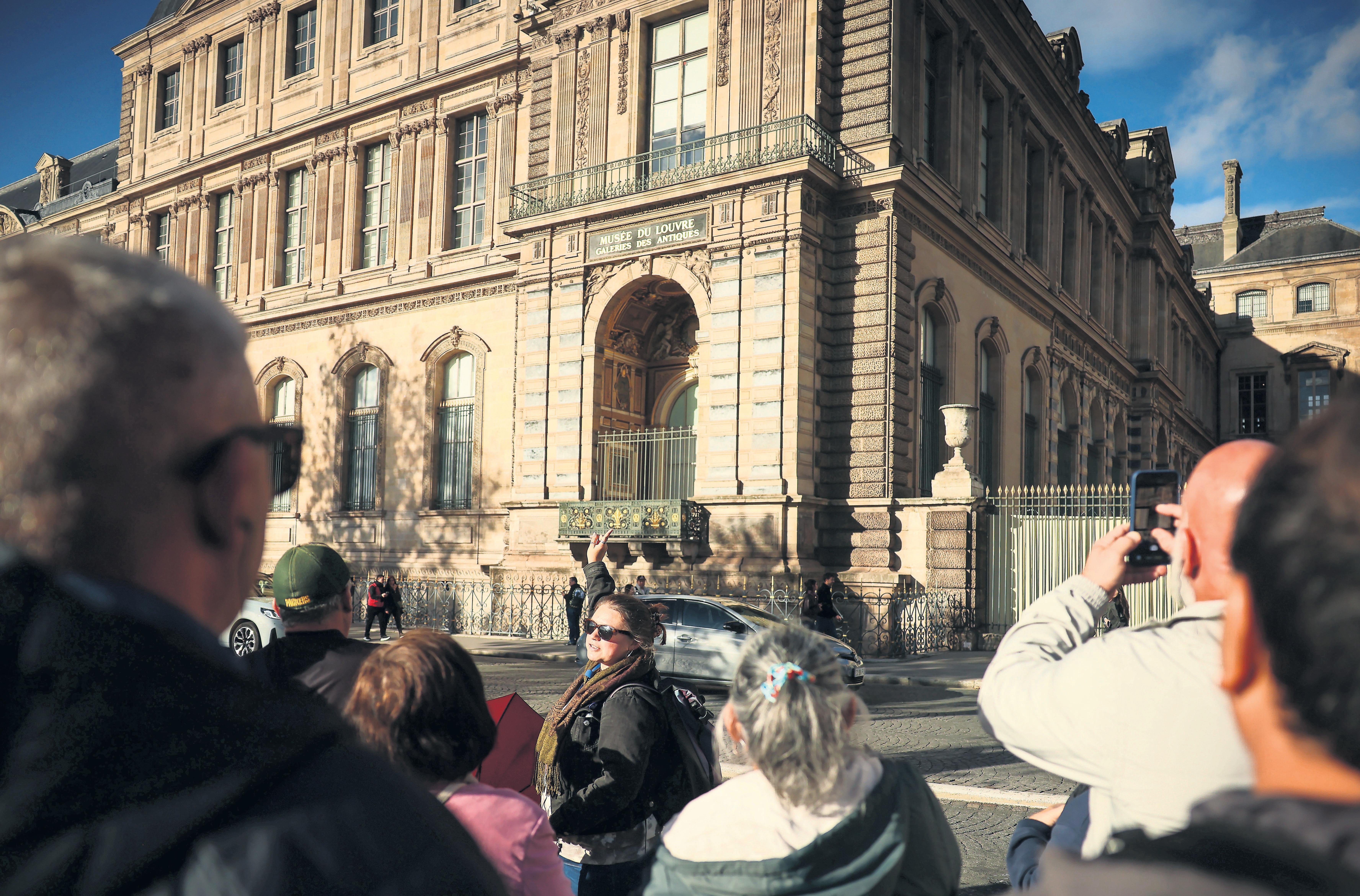 Inspector Clueless? French police can't find any trace of jewels stolen in Louvre heist