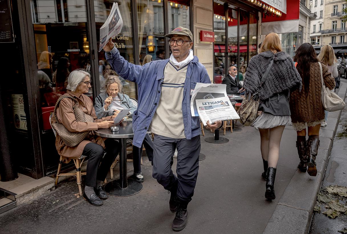 Le scoop! Presidential award for dedicated paper seller