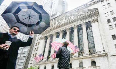 Amazon carries Wall Street to the finish of another winning week