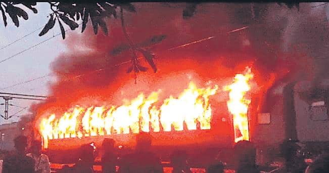 FIRE ERUPTS IN NEW DELHI-DARBHANGA HUMSAFAR EXPRESS NEAR ETAWAH