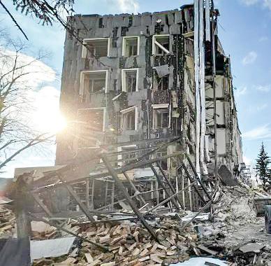 Russian missile kills 5, wounds over 50