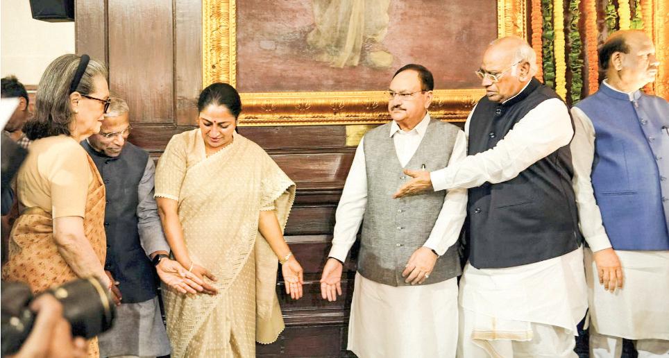 Sonia, Kharge Join CM Gupta In Paying Tributes To Ambedkar