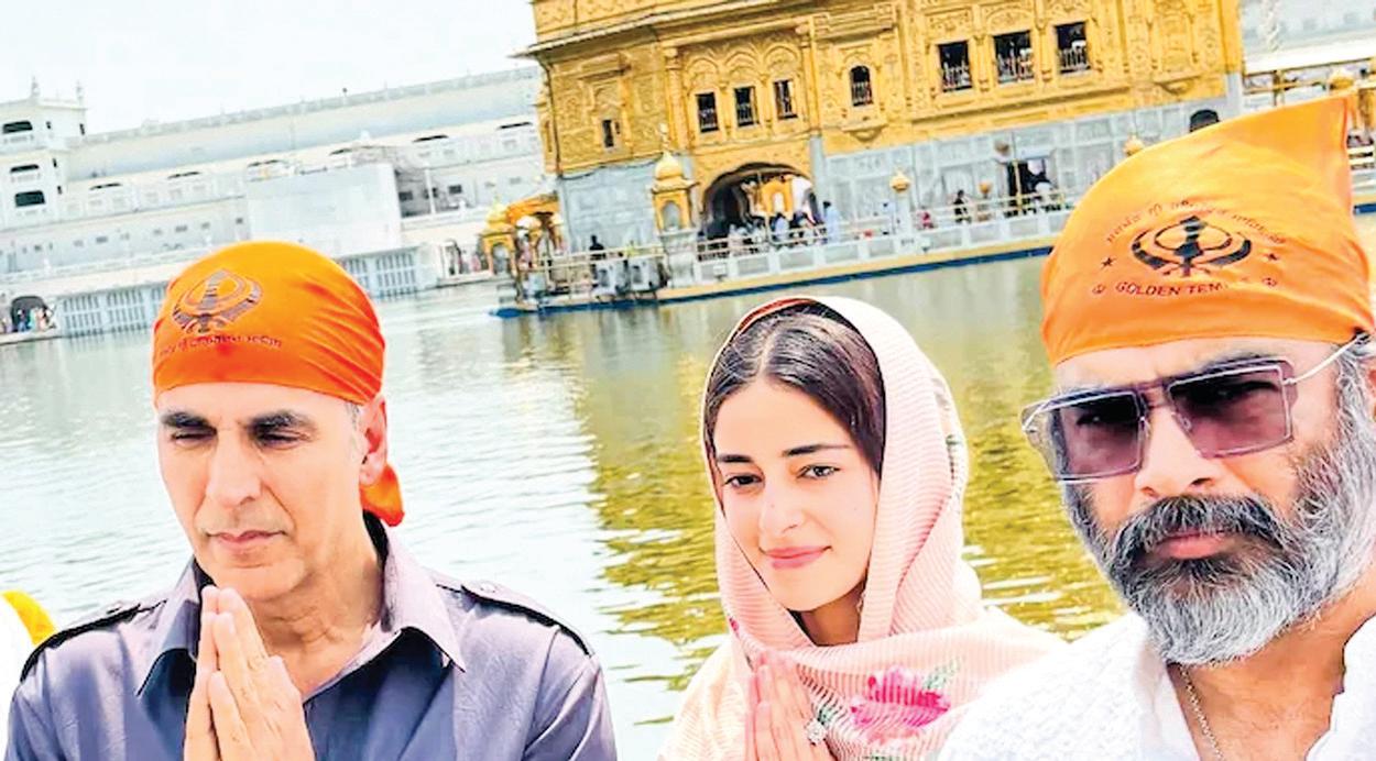 'Kesari 2': Akshay, Madhavan, Ananya offer prayers at Golden Temple
