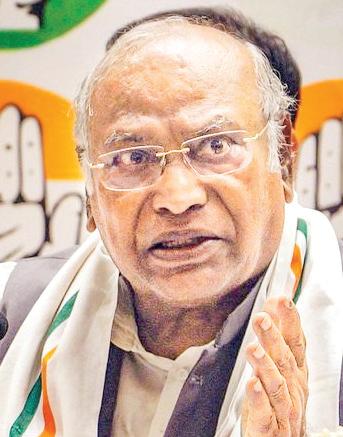 Kharge to Chair Crucial Meet to Discuss Future Action Amid ED Chargesheet Against Sonia, Rahul