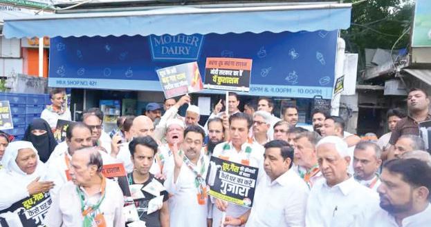 Cong protests against milk price hike across Delhi