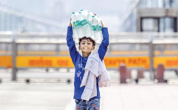 Delhi Continues to Reel Under Intense Heat as Parts of City Record Over 43 Degree Celsius