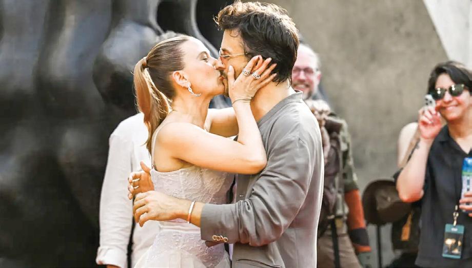 'Got a lot of love to give': Scarlett on red carpet kisses