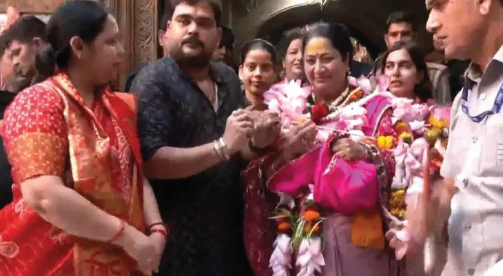 Delhi CM Offers Prayers at Uttar Pradesh's Banke Bihari Temple