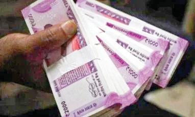 Cop suffers from chest pain after being caught taking bribe