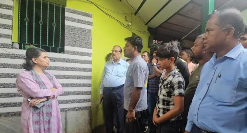 TMC Team Visits City's Jai Hind Camp, to Send Report to Mamata