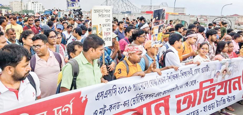 Police Foil March to Bengal Secretariat by Untainted, Sacked Teachers