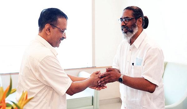 Kejriwal Meets Hemant Soren, Enquires About Shibu's Health