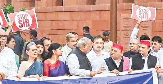 SONIA, KHARGE JOIN PROTEST AGAINST BIHAR'S SIR