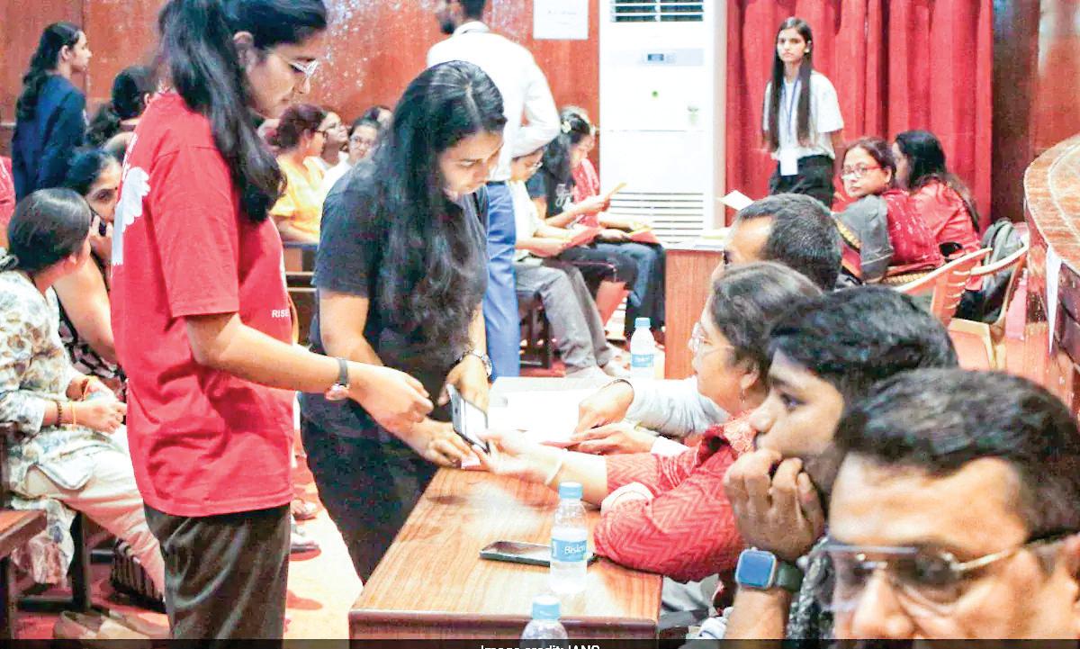 SFI Opposes DU's Rs 1 Lakh Bond Rule