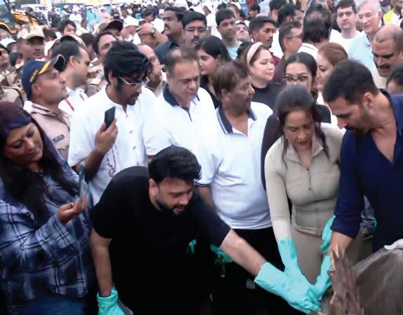 Akshay Kumar Joins Juhu Beach Clean-Up Post Ganesh Visarjan