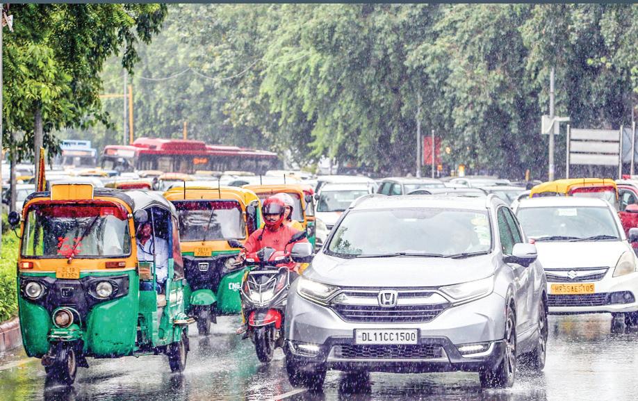 Delhi: Rain lashes several parts of the national capital