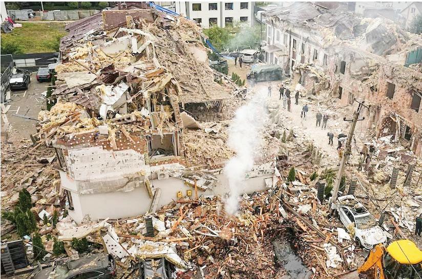 RUSSIAN ATTACK ON UKRAINE KILLS 4 PEOPLE, WOUNDS 70