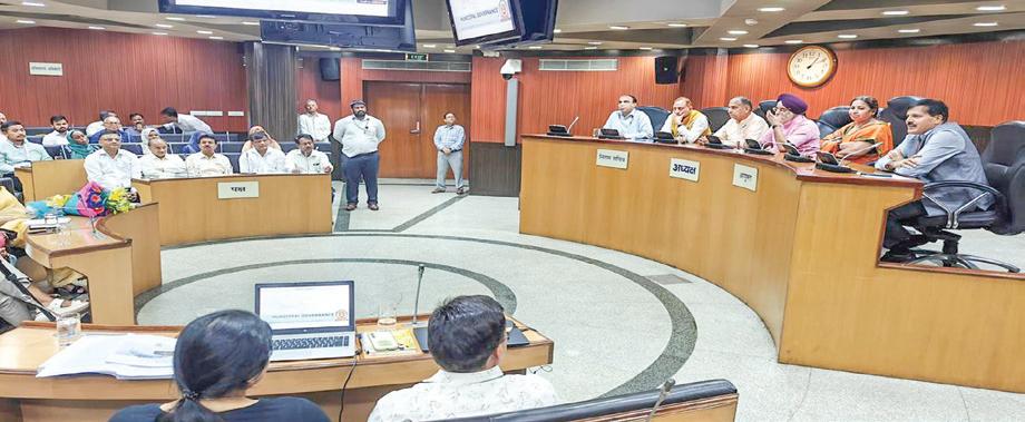 International delegation comprising around 30 members meet Delhi Mayor