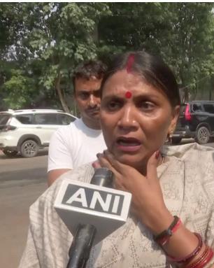 RJD worker protests denial, pledges loyalty to Lalu Yadav