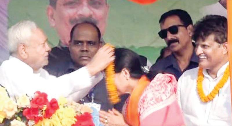 Tejashwi questions Nitish’s ‘health’ after he garlands woman at rally