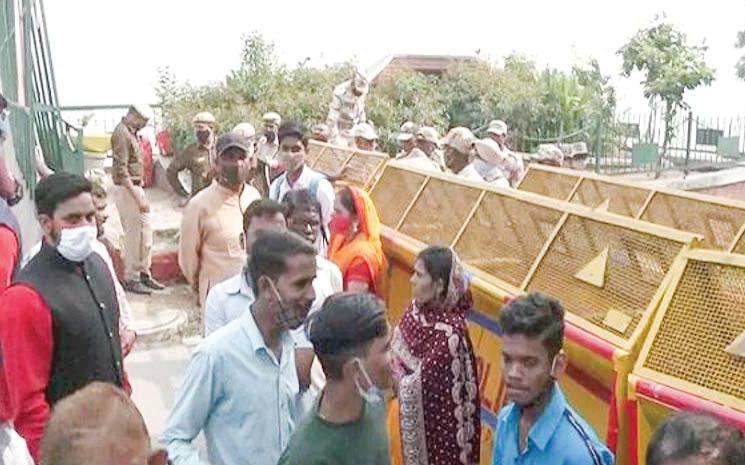 Delhi Police tightens security along slum, 8 fire trucks deployed