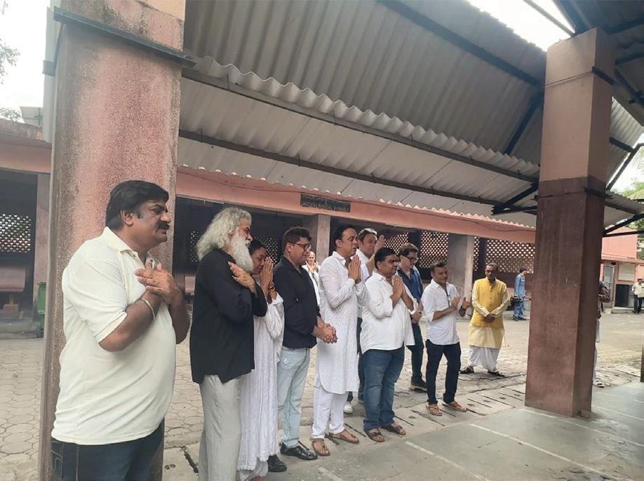 'SARABHAI VS SARABHAI' CAST BIDS EMOTIONAL FAREWELL TO SATISH SHAH