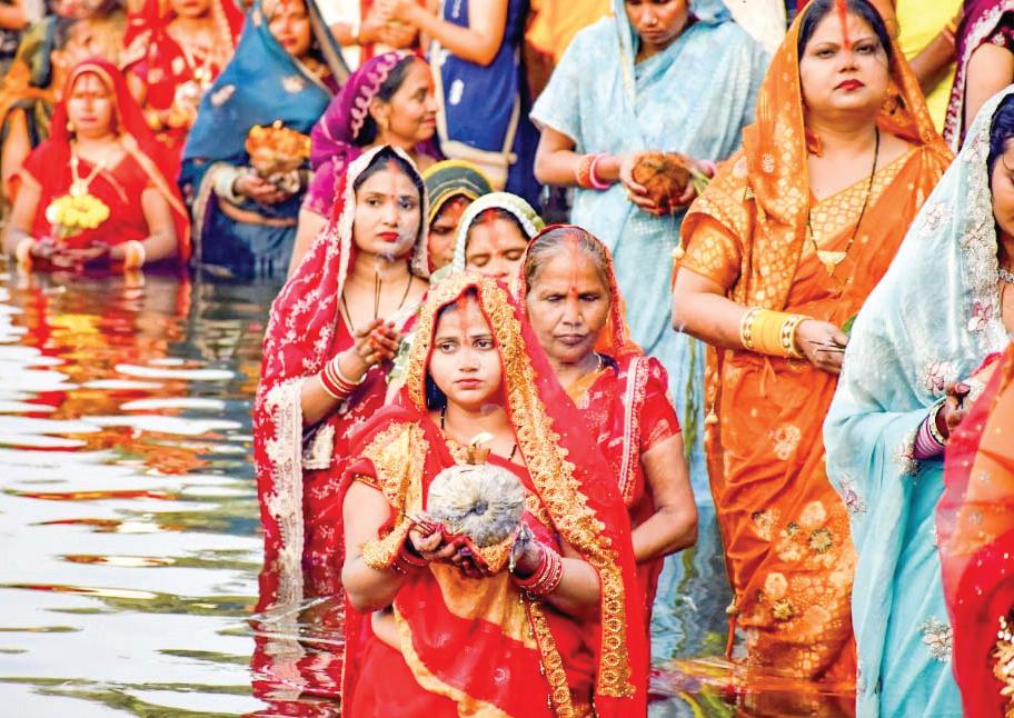 Devotees across country offer evening Arghya as Chhath celebrations reach 3rd day