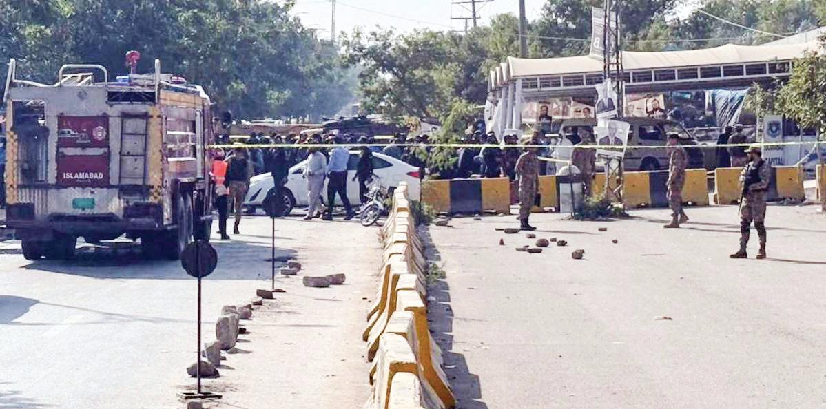 12 KILLED IN SUICIDE BOMBING OUTSIDE ISLAMABAD COURT