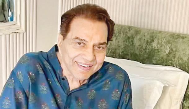 Dharmendra discharged from hospital, to be treated at home