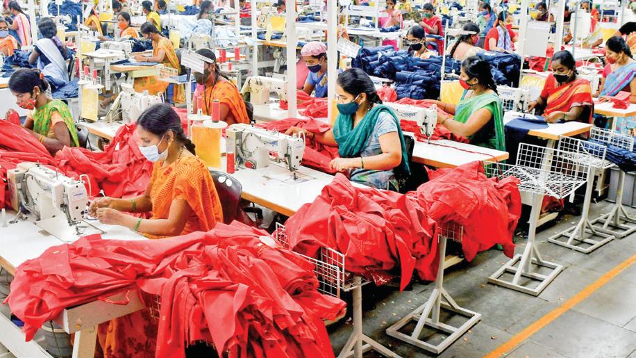 Textiles ministry official holds meetings to review progress of schemes