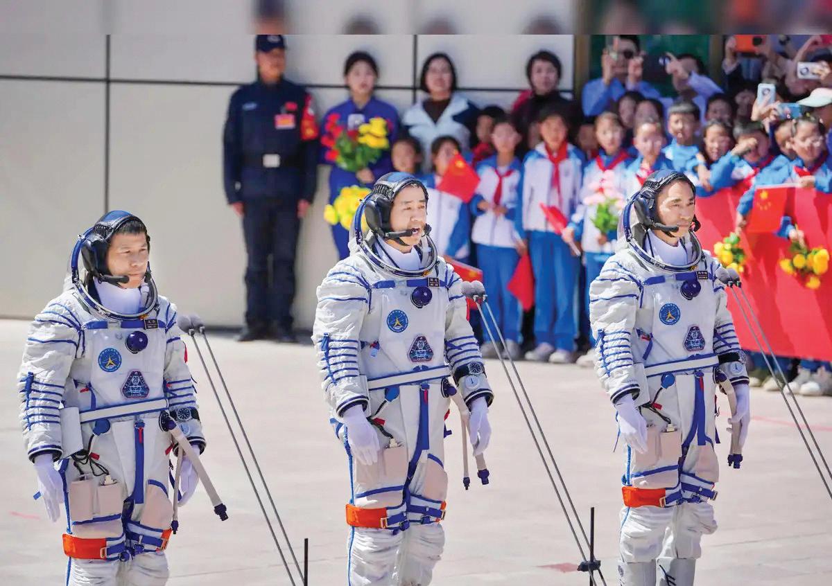 Chinese astronauts return after debris strike delay